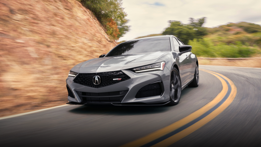 Plan avant d’une TLX Type S grise prenant un virage sur l’autoroute.