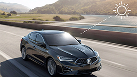A black Acura TLX drives down the highway. An illustration demonstrates climate control from solar heating. / Une Acura TLX noire roulant sur l’autoroute. L’image montre la régulation de la température à partir du chauffage solaire. 